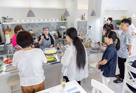 山際先生の料理教室中の写真