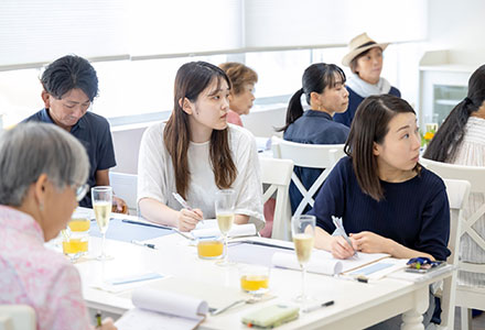 山際先生のお話を真剣に聞いている人たちの写真