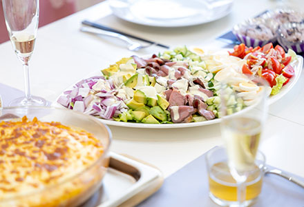 テーブルに料理と飲み物がある写真